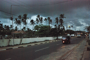 Zbliajca si monsunowa ulewa w Negombo nad Oceanem Indyjskim. Wszyscy uciekaj przed deszczem, palmy uginaj si pod wpywem wiatru